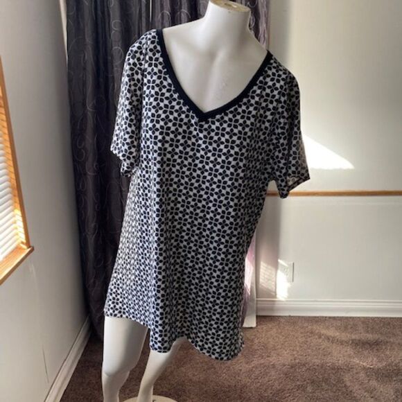 LuLaRoe Christy Black/White V-Neck tunic, size 2XL - Picture 1 of 3
